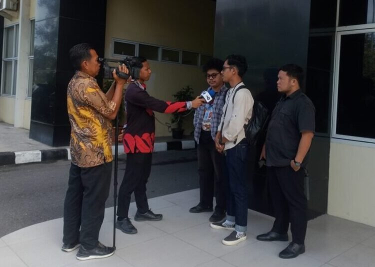 Perwakilan Perhimpunan Bantuan Hukum dan Hak Asasi Manusia Indonesia Sumbar diwawancarai wartawan setelah melaporkan PT HSH ke Polda Sumbar pada Selasa (15/7). Foto: IST