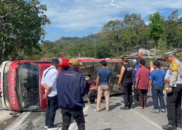 Satu unit mobil pemadam kebakaran (damkar) milik Pemerintah Kabupaten Solok mengalami kecelakaan tunggal di Jorong Talago, Nagari Koto Gadang Guguak, Kecamatan Gunung Talang, Rabu (16/7) siang.