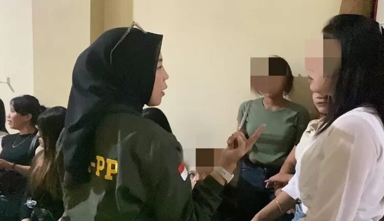 Dewi Novita menginterogasi PSK yang tertangkap di Payakumbuh beberapa waktu yang lalu. Foto: IST