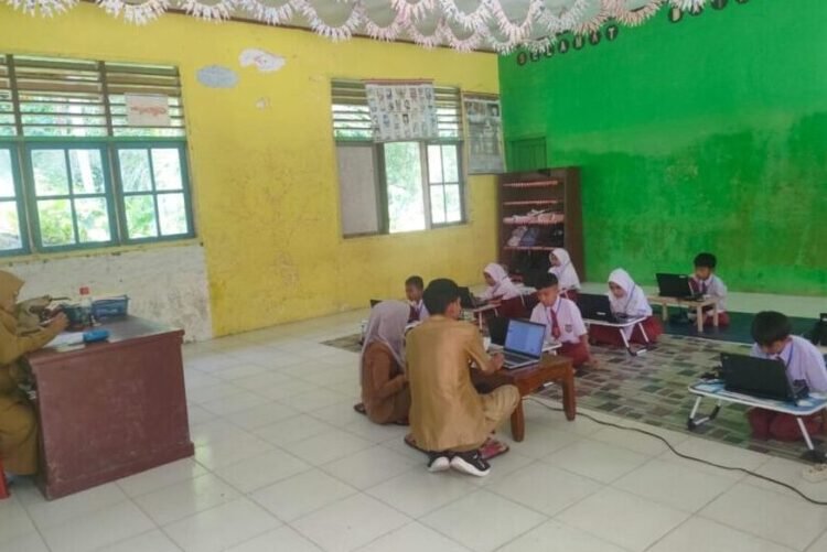 Siswa kelas V di SD Negeri 31 Kampung Tanjung, Nagari Duku Utara, Kecamatan Koto XI Tarusan, Pesisir Selatan, duduk di lantai dan menulis dengan meja lipat. Foto: IST
