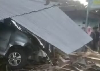 Pengemudi Kurang Sehat, Sebuah Minibus di Pesisir Selatan Tabrak 2 Kedai dan 1 Rumah