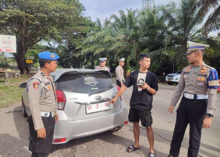 Polisi menangkap pemuda berinisial DDP (24) dalam Operasi Patuh Singgalang 2025 di Jalan Lintas Sumatera KM 200, tepatnya di Gunung Medan, depan Pos Lantas Polres Dharmasraya, Kamis (17/7). Foto: Satlantas Polres Dharmasraya