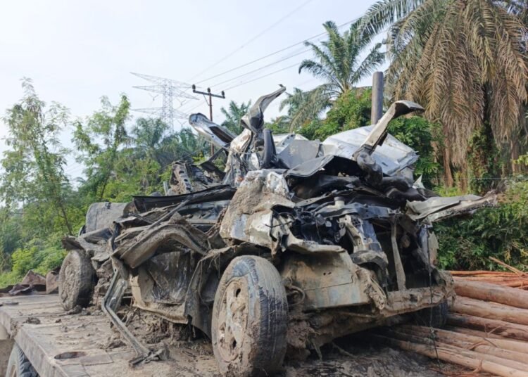 Kondisi salah satu kendaraan yang mengalami kecelakaan beruntun  di Kabupaten Pelalawan, Riau, Minggu (20/7/2025) malam. Foto: Polres Pelalawan.