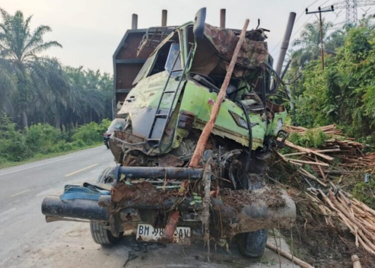 Kondisi salah satu kendaraan yang mengalami kecelakaan beruntun  di Kabupaten Pelalawan, Riau, Minggu (20/7/2025) malam. Foto: Polres Pelalawan.