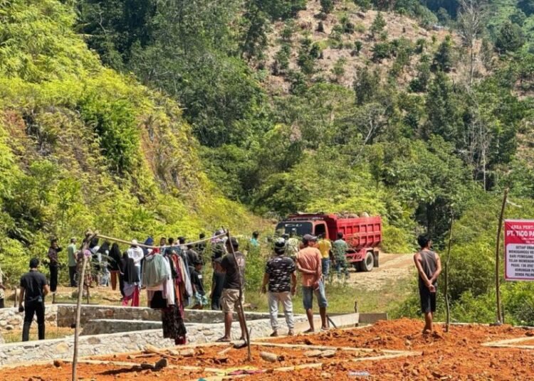Warga mengadang truk pengangkut material galian C di Bukit Lala, lokasi tambang galian C PT Tigo Padusi Nusantara, Nagari Koto Rawang, Kecamatan IV Jurai, Pesisir Selatan, pada Selasa (22/7) pukul 11.00 WIB. Foto: IST
