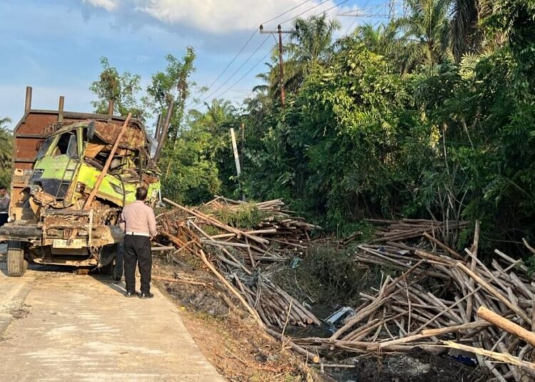 Salah satu kendaraan yang mengalami kecelakaan beruntun  di Kabupaten Pelalawan, Riau, Minggu (20/7/2025) malam. Foto: Polres Pelalawan.