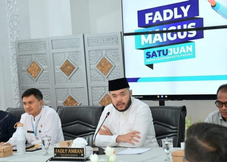 Wali Kota Padang, Fadly Amran, menggelar pertemuan silaturahmi bersama para pengurus asosiasi jasa konstruksi dan jasa konsultan se-Kota Padang di Kediaman Resmi Wali Kota, Jumat (25/7/2025). Foto: Pemko Padang