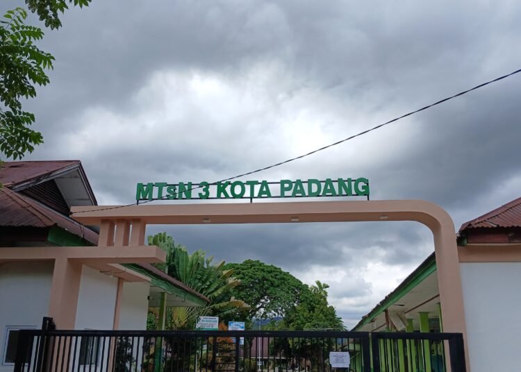 Gerbang MTsN 3 Kota Padang difoto pada Kamis (25/7/2025). Seorang siswa sekolah itu dibacok orang Jumat (18/7/2025). Foto: Dharma Harisa