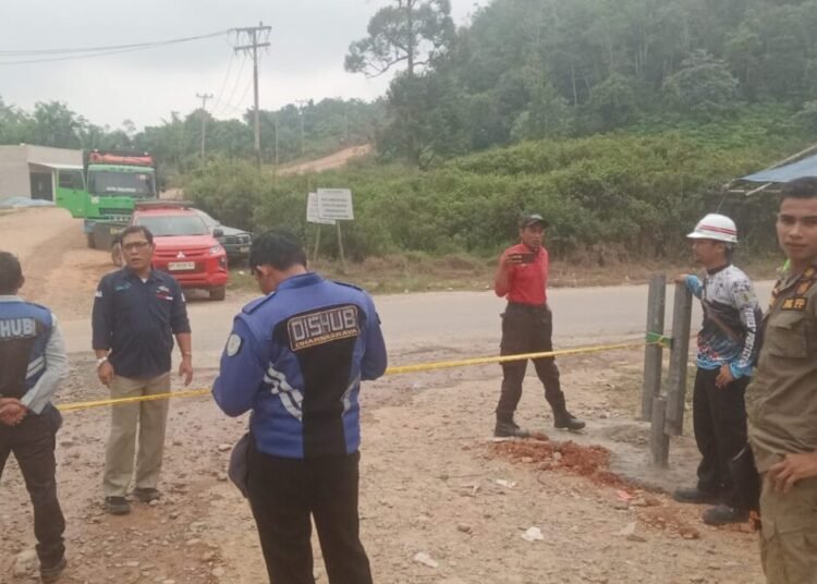 Pemkab Dharmasraya melalui Dinas Perhubungan bersama Satpol PP memasang palang untuk menutup jalan di simpang PT Bukit Raya Mudisa (BRM) di Nagari Koto Nan IV Dibawuh, Kecamatan XI Koto, pada Jumat (25/7/2025). Foto: IST