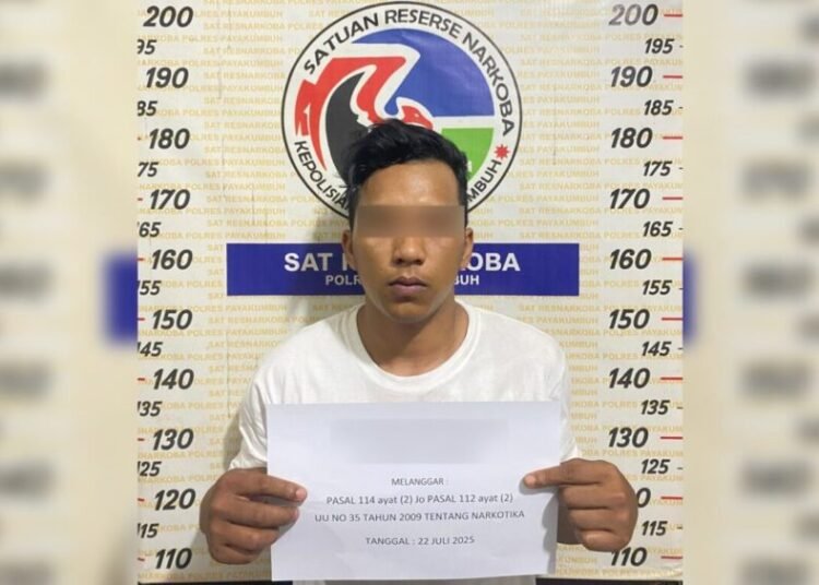 Polisi menangkap terduga pengedar sabu-sabu berinisial AM (21) di rumahnya di Perumahan Abu Rehan View Payolansek, Kelurahan Kapalo Koto Dibalai, Kecamatan Payakumbuh Utara, Kota Payakumbuh, Selasa (22/7). Foto: Polres Payakumbuh