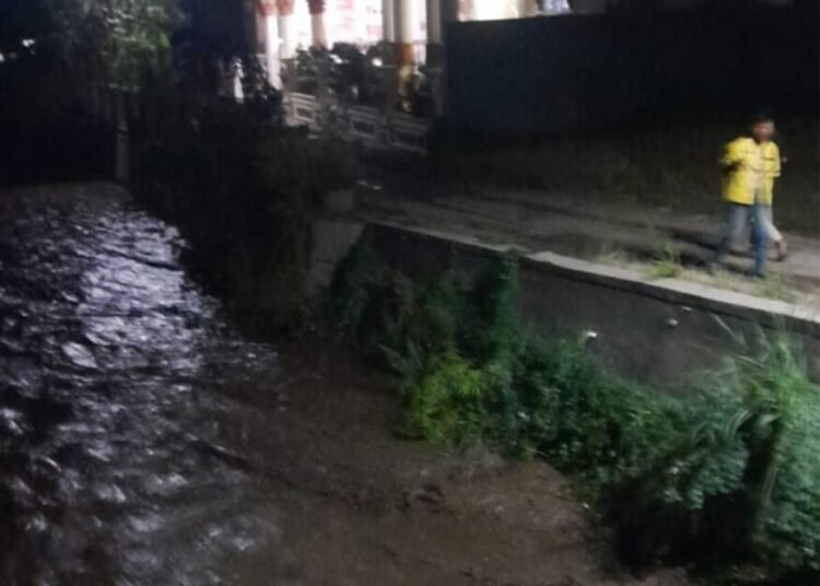 Debit air sungai berhulu Marapi di kawasan Pondok Pesantren Daaru Tahfiz di Nagari Batu Taba, Kecamatan Batipuh, Tanah Datar hampir mencapai bangunan pada Jumat (25/7/2025) malam. Foto: Hatta Rizal