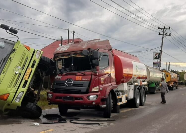 Sebuah mobil tangki pengangkut Pertalite menabrak sebuah mobil tangki bermuatan CPO di Jalan Padang—Bengkulu, tepatnya di Kampung Padang Tae, Nagari Amping Parak, Kecamatan Sutera, Pesisir Selatan, Sabtu (26/7). Foto: Polsek Sutera