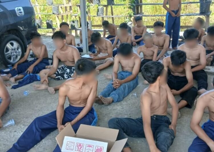 Sekitar 20 pelajar di Padang dibina di Polsek Koto Tangah, Padang, belum lama ini. Foto: IST