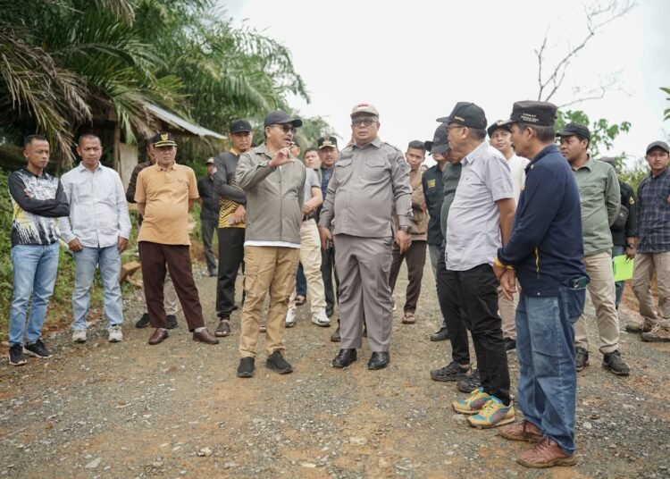 Bupati Solok Selatan, Khairunas, bersama Sekdakab, Syamsurizaldi, beserta sejumlah kepala organisasi perangkat daerah meninjau pekerjaan pemeliharaan drainase dan bahu jalan pada jalur Abai—Talunan Indah Sepakat (TIS) pada Sabtu (26/7) siang. Foto: Pemkab Solok Selatan