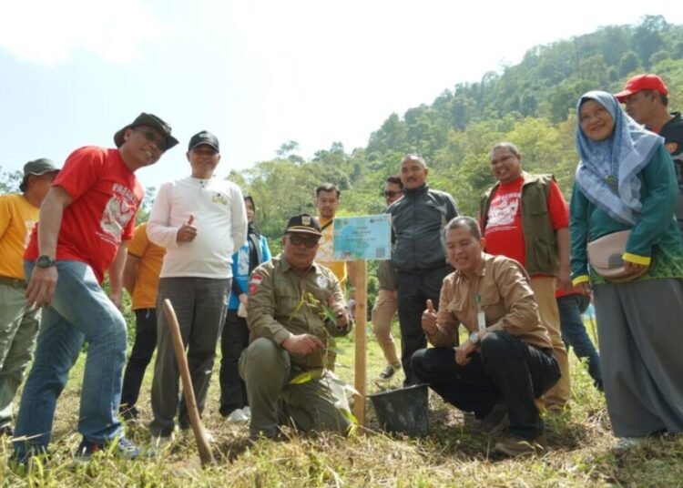 Pemkab Solok Selatan dan Balai Besar Taman Nasional Kerinci Seblat menanam pohon di Visitor Center Jalur Pendakian Gunung Kerinci dari Solok Selatan di Bangun Rejo, Kecamatan Sangir, Minggu (27/7/2025). Foto: Pemkab Solok Selatan