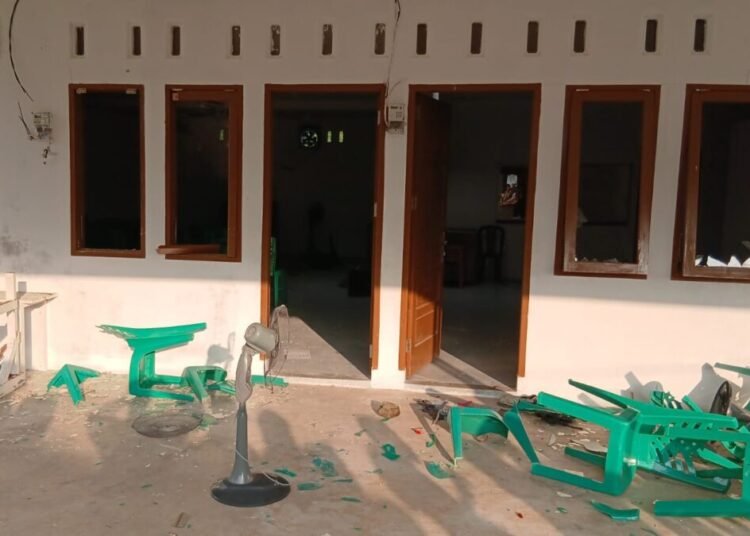 Kondisi rumah doa di Kelurahan Padang Sarai, Kecamatan Koto Tangah, Kota Padang, Minggu (27/7/2025) sore setelah warga membubarkan aktivitas di dalamnya. Foto: IST