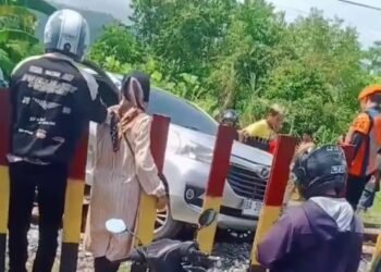 Mesin Mati di Rel, Sebuah Mobil Ditabrak Kereta Api di Padang