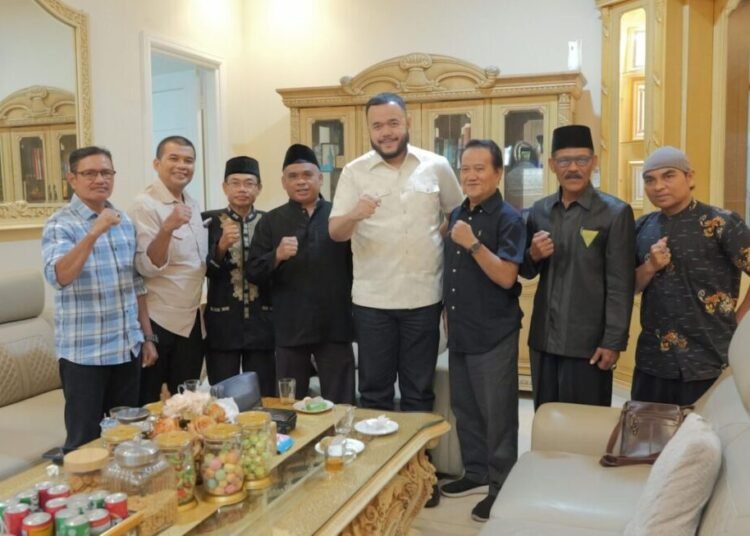 Wali Kota Padang, Fadly Amran, turut melepas para atlet Pencak Silat Sumbar yang akan berlaga dalam Fornas 2025 di kediamannya, Minggu (27/7). Foto: Pemko Padang