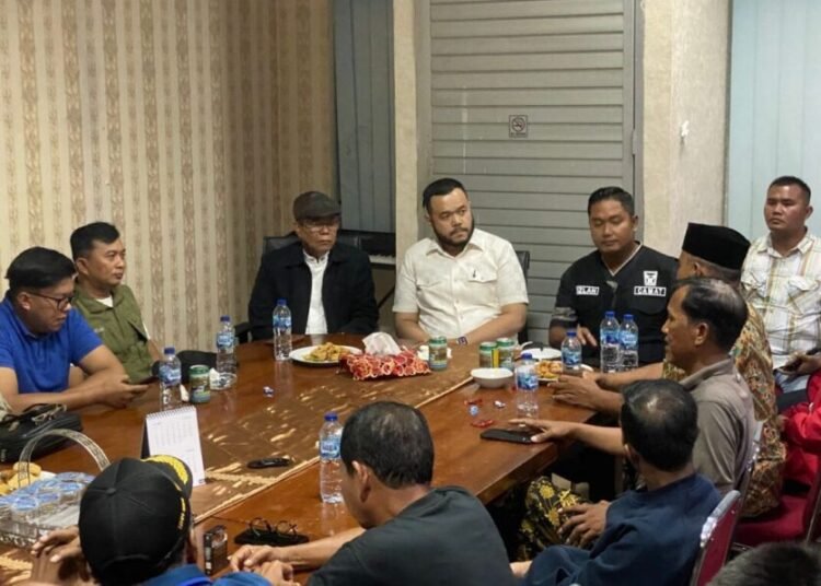 Wali Kota Padang, Fadly Amran, memediasi kericuhan yang terjadi di Kelurahan Padang Sarai, Kecamatan Koto Tangah, Minggu (27/7/25) sore. Mediasi dilalukan di Kantor Camat Koto Tangah pada malam hari. Foto: Pemko Padang
