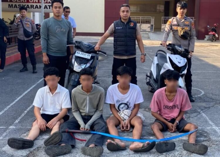 Polisi mengamankan empat remaja di Kota Solok yang diduga hendak melakukan tawuran pada Minggu (27/7) dini hari. Foto: Polres Solok Kota