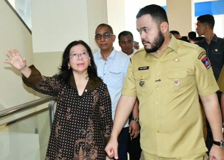 Wali Kota Padang, Fadly Amran, dan Direktur Utama PT Graha Buana Propertindo, Sylvia Hasan, meninjau SPR Plaza Padang, Selasa (29/7). Foto: Pemko Padang