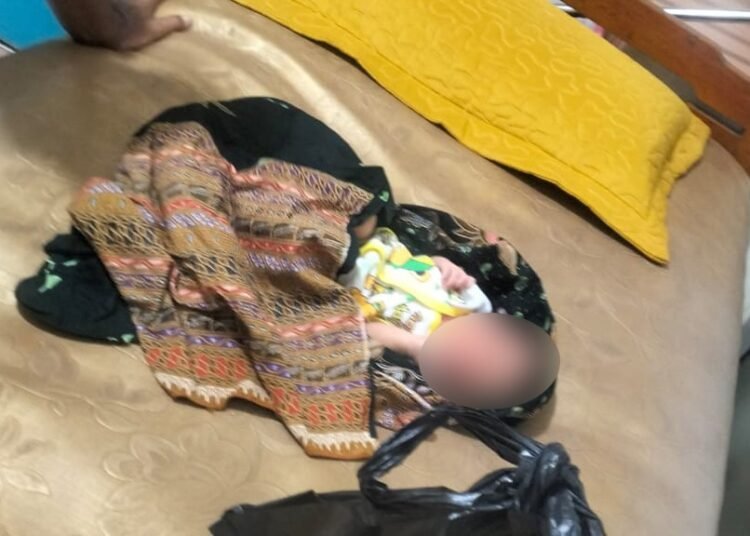 Bayi yang dibuang orang tuanya di Jalan Perumahan Puri Lestari, Kelurahan Parak Laweh, Kecamatan Lubuk Begalung, Kota Padang, Kamis (26/6) malam. Foto: IST