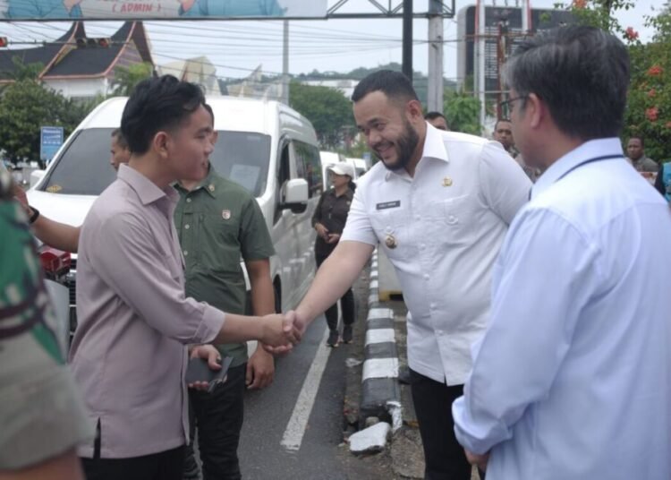 Wali Kota Padang, Fadly Amran, mendampingi Wakil Presiden Republik Indonesia, Gibran Rakabuming Raka, meninjau penyaluran Bantuan Subsidi Upah (BSU) di Kantor PT Pos Indonesia Padang, Rabu (30/7).  Foto: Pemko Padang