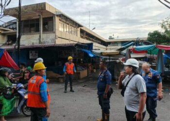 Korsleting Terjadi di Kawasan Pasar Raya Padang Akibat Tiang Gardu Listrik Roboh