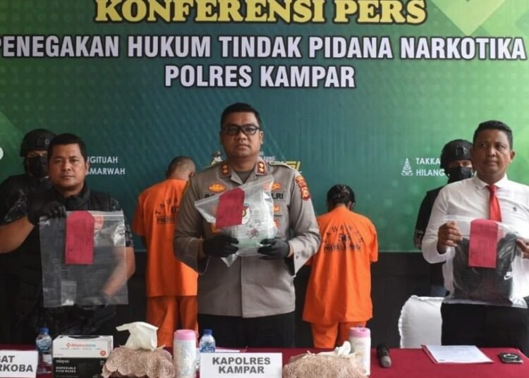 Polres Kampar menggelar jumpa pers penangkapan dua terduga pengedar sabu-sabu pada Kamis (31/7). Foto: Polres Kampar
