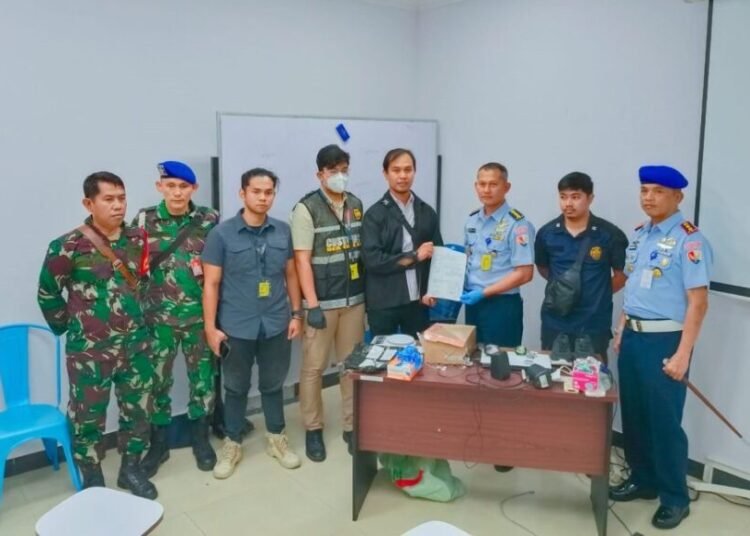 Petugas gabungan Bandara Internasional Sultan Syarif Kasim II Pekanbaru menemukan sabu-sabu dan pil ekstasi dalam sebuah paket di area terminal kargo pada Rabu (30/7/25) malam. Foto: Mediacenter.riau.go.id