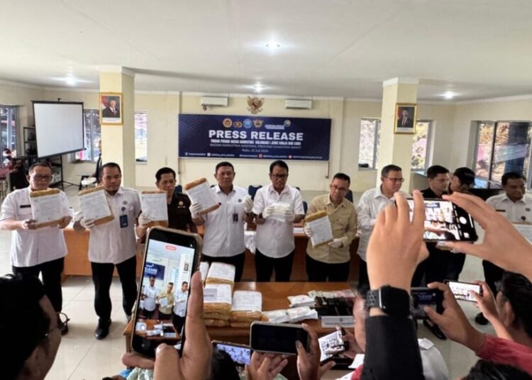 BNNP Sumbar mengadakan jumpa pers di kantornya pada Rabu (23/7). Foto: BNNP Sumbar