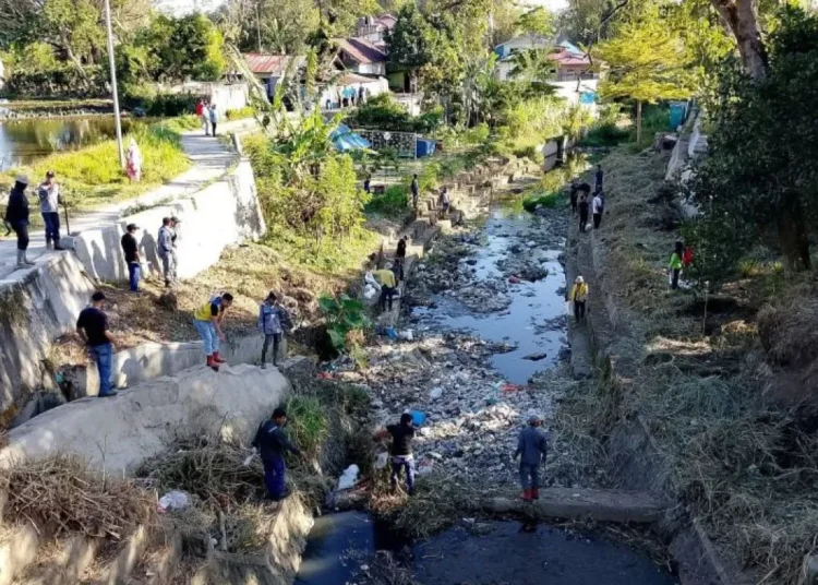 Wali Kota Ramlan Nurmatias memimpin upaya pembersihan aliran sungai Batang Agam di Bukittinggi, Sabtu (19/7).