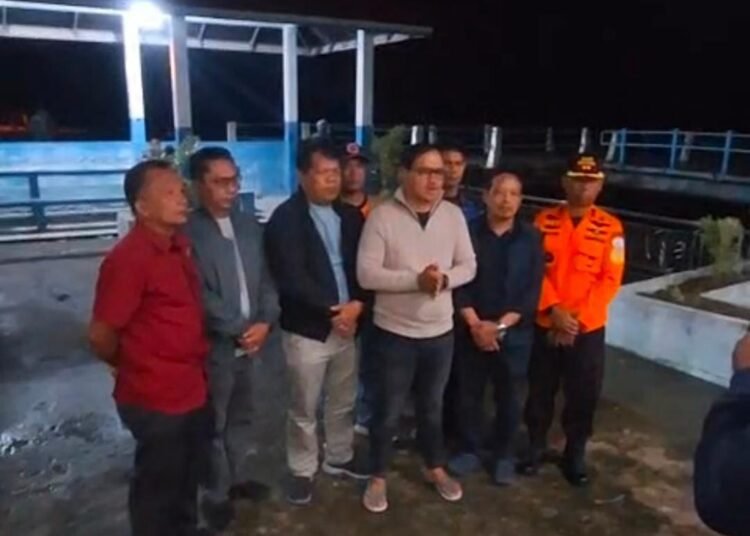 Bupati Kepulauan Mentawai, Rinto Wardana memberikan keterangan terkait insiden boat terbalik di Mentawai, Senin (15/7) malam.