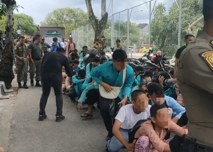 Puluhan pelajar diamankan Satpol PP Padang karena kedapatan bermain biliar saat jam sekolah, Jumat (25/7).