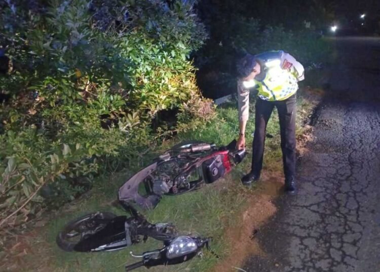 Yamaha Mio, satu dari tiga sepeda motor yang kecelakaan di jalan umum di Sampu, Nagari Lubuk Gadang Utara, Kecamatan Sangir, Solok Selatan, Rabu (9/7) malam. Foto: Polres Solok Selatan