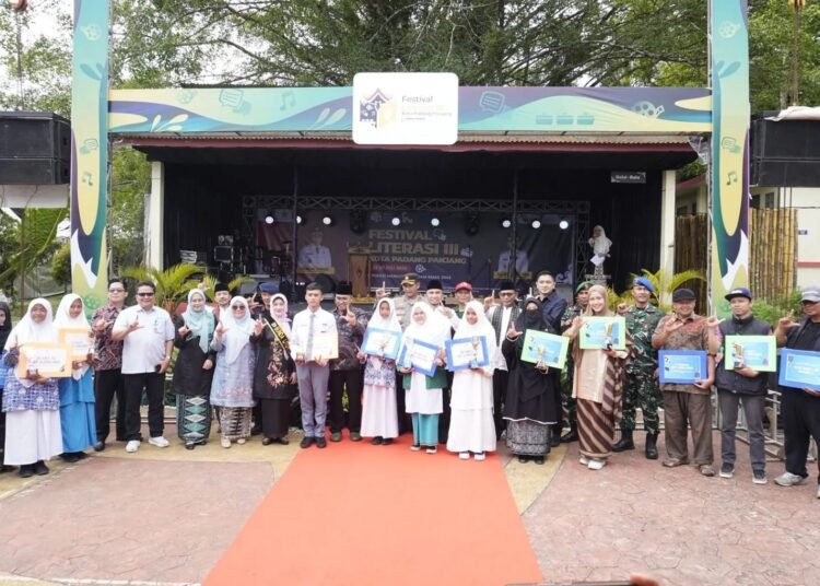 Foto bersama para pemenang lomba di Festival Literasi III Kota Padang Panjang, Jumat (25/7).