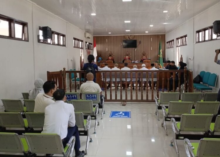 Tiga terdakwa pengedar ganja dan terdakwa kasus narkotika lainnya menjalani sidang di Pengadilan Negeri Lubuk Sikaping, Pasaman, belum lama ini. Foto: Kejati Sumbar