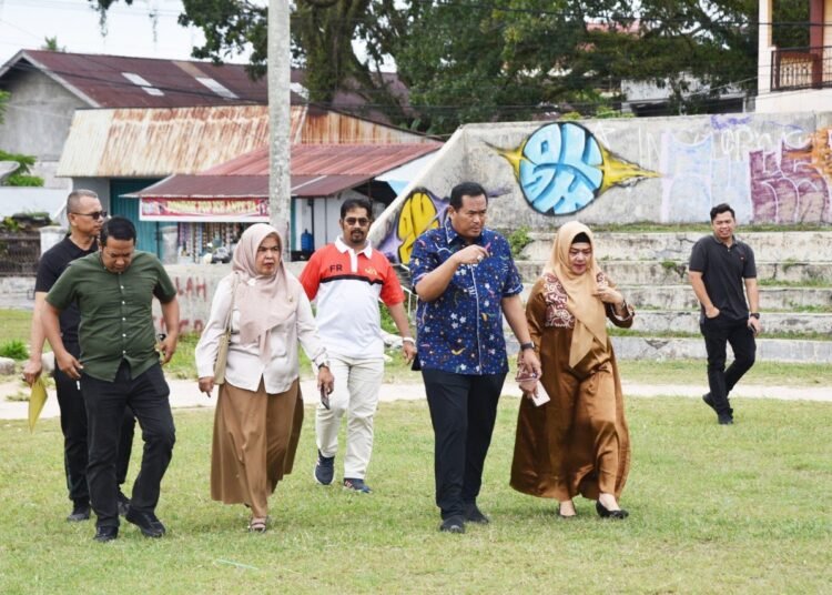 Wali Kota Pariaman Yota Balad dan Wakil Wali Kota Pariaman Mulyadi, didampingi beberapa kepala OPD terkait, mengecek keberadaan Gelanggang Olah Raga (GOR) Rawang, Kecamatan Pariaman Tengah, Jum’at (25/7/2025).