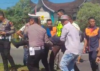 Polisi Evakuasi Pria yang Ditemukan Tergeletak di Tengah Jalan di Padang