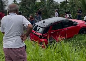Nekat Terobos Rel, Mobil Tertabrak Kereta Api hingga Terseret ke Selokan di Padang Pariaman