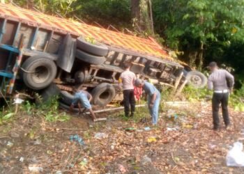 Diduga Rem Blong, Truk Terbalik di Sitinjau Lauik