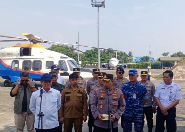 Kapolri Jenderal Pol Listyo Sigit Prabowo dan Menteri Lingkungan Hidup (LH) Dr Hanif Faisol Nurofiq meninjau lokasi kebakaran hutan dan lahan (karhutla) di Kabupaten Rokan Hilir dan Rokan Hulu, Kamis (24/7/2025). Foto: Media Center Riau
