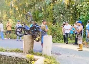 Video: Motor Terduga Pencuri Sawit Dibakar Massa di Agam