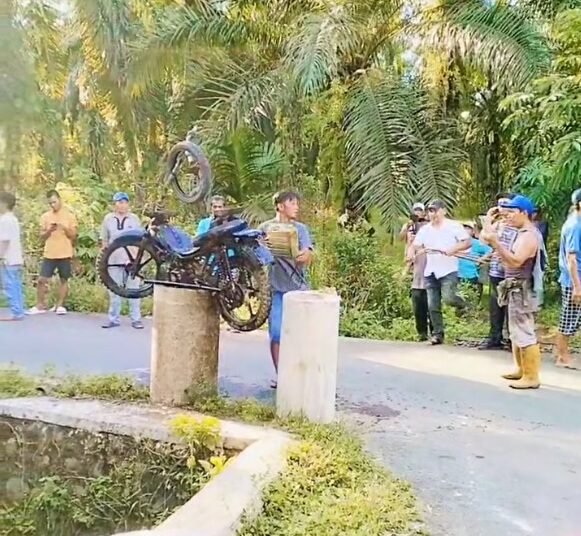 Aksi pembakaran kendaraan terduga pencuri sawit terjadi di Jorong Sago, Nagari Manggopoh, Kabupaten Agam pada Senin (7/7).