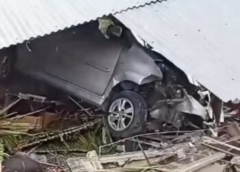 Video: Minibus Tabrak Rumah Warga di Pesisir Selatan