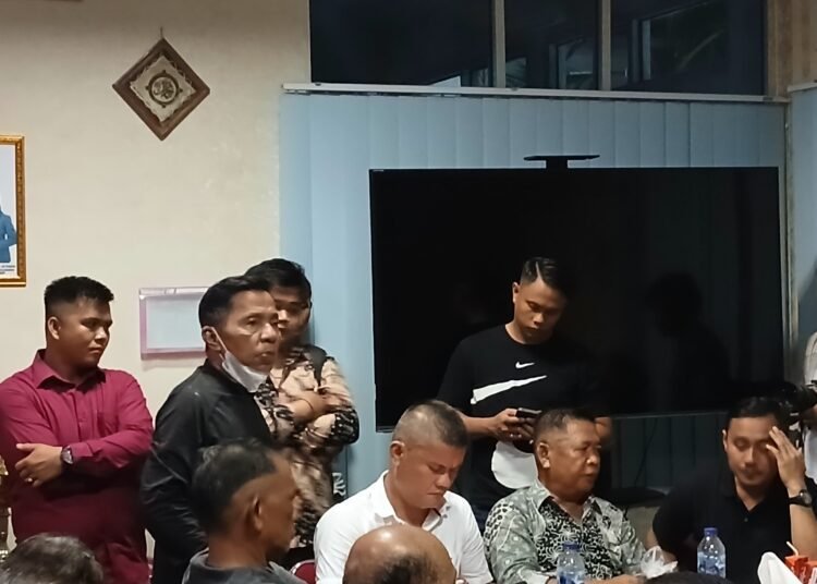 Mediasi terkait pembubaran rumah doa jemaat kristen di Padang, Minggu (27/7)