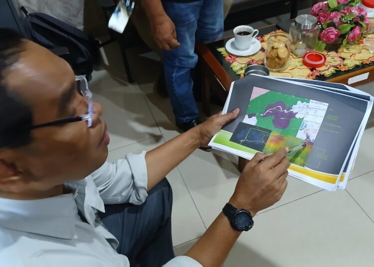 Kepala Subbagian Tata Usaha BKSDA Sumbar menunjukkan peta kawasan yang dimiliki BKSDA