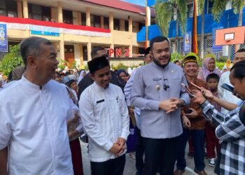 Wali Kota Padang Serahkan Kartu Padang Juara untuk Siswa Kurang Mampu
