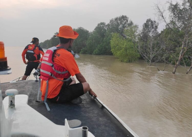 Tim SAR mencari nelayan hilang diduga diterkam buaya di Sungai Rokan, kawasan Batu 8, Kepenghuluan Labuhan Tangga Hilir, Kecamatan Bangko, Kabupaten Rokan Hilir, Riau. Foto: IST