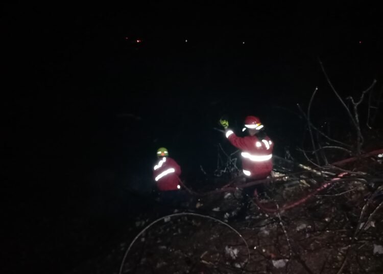 Petugas evakuasi korban truk yang terbakar di jurang Sitinjau Lauik, Rabu (2/7).